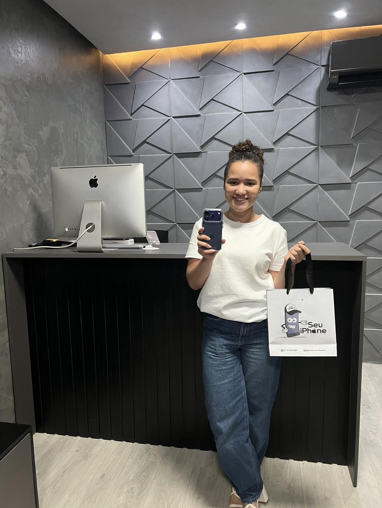 Cliente satisfeita com seu iPhone na loja Seu iPhone Vila Velha