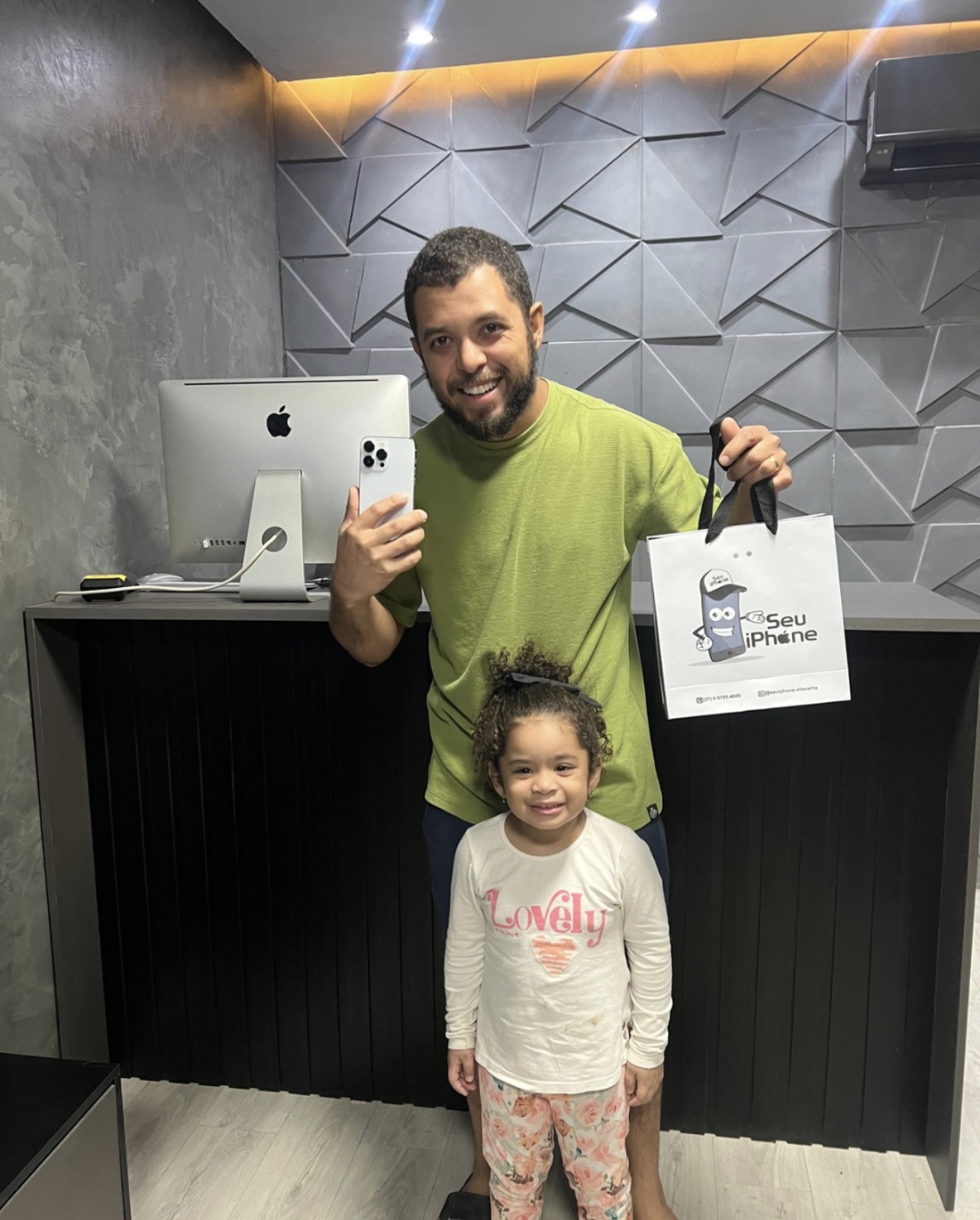 Cliente e filha com iPhone na loja Seu iPhone Vila Velha