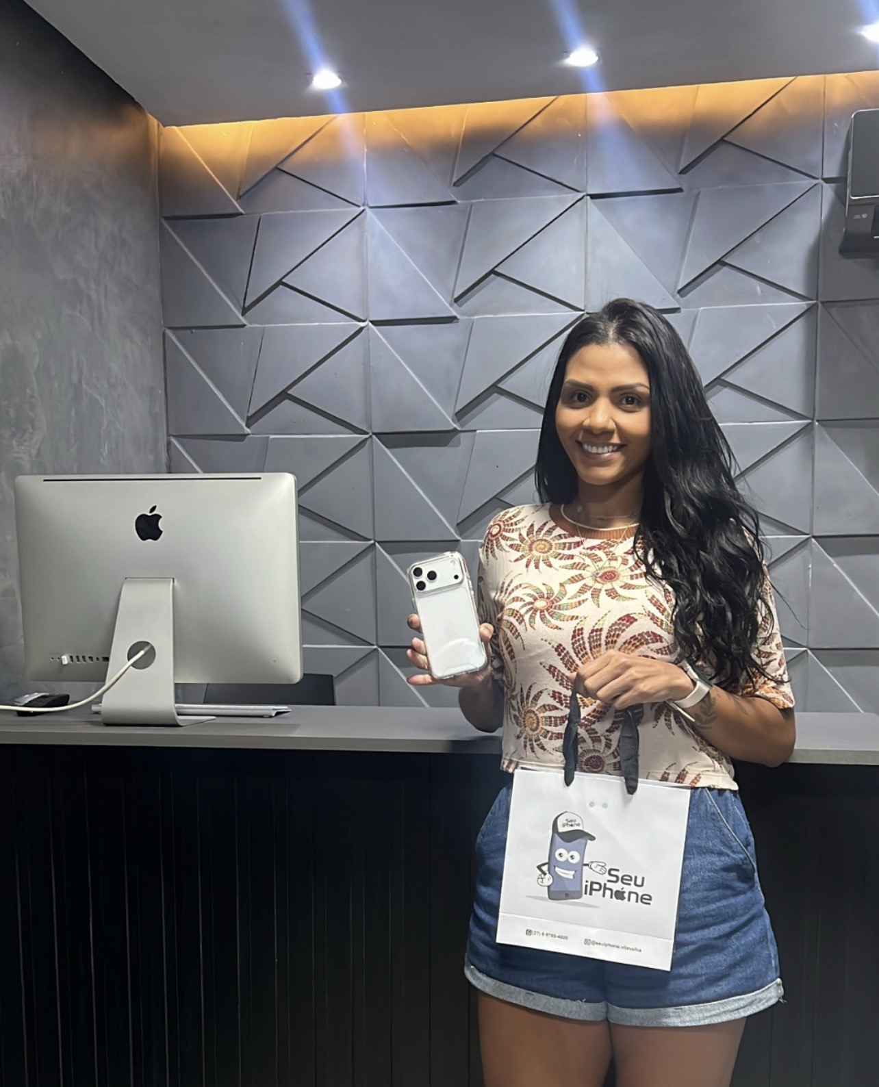 Cliente satisfeita com seu iPhone na loja Seu iPhone Vila Velha